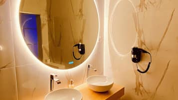 Douche, sĂšche-cheveux, serviettes fournies, savon