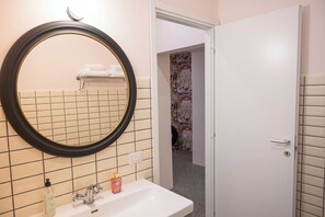 Ducha, bidé, toallas y champú