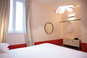 3 habitaciones, tabla de planchar con plancha y cuna de viaje 