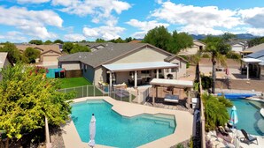 A residential area with a swimming pool, a covered patio, and a view of the surrounding neighborhood. - Beautiful 4-bedroom house with Pool in Tucson (Tucson)