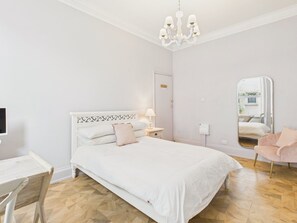 1 dormitorio, escritorio, tabla de planchar con plancha y Internet