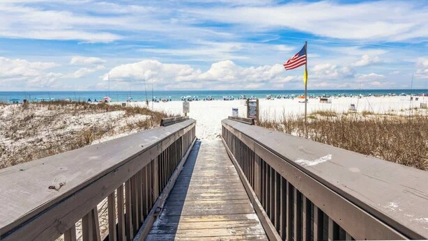 Beach nearby, sun loungers, beach towels - Hot Tub, Oceanfront, Heated Pools, King, Cable TV, W/D (Orange Beach)