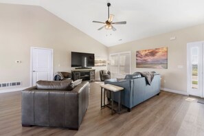 Smart TV - Birdie Hideaway at Home Stay MHK (Manhattan)