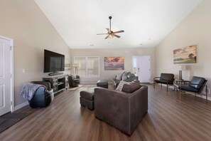 Smart TV - Birdie Hideaway at Home Stay MHK (Manhattan)