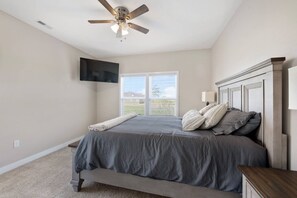 3 bedrooms, iron/ironing board, free WiFi, bed sheets - Birdie Hideaway at Home Stay MHK (Manhattan)