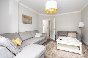 Flat-screen TV - Modern New Build in Dublin (Dublin)