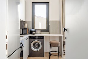 Deluxe Apartment, Non Smoking, Balcony | Private kitchen | Fridge, microwave, oven, stovetop