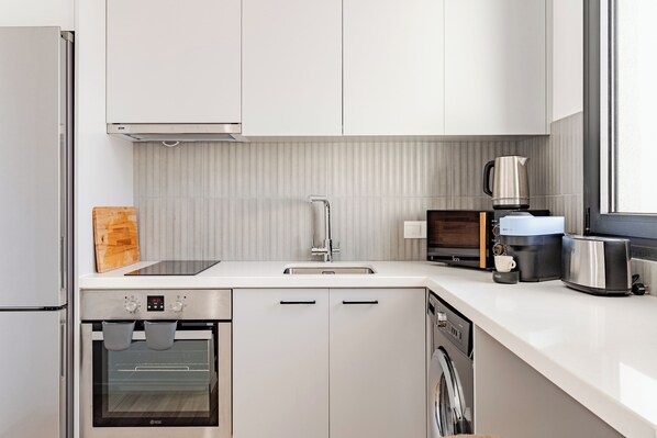 Refrigerador, microondas, horno, placa de cocina