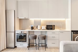 Deluxe Apartment, Non Smoking, Balcony | Private kitchen | Fridge, microwave, oven, stovetop
