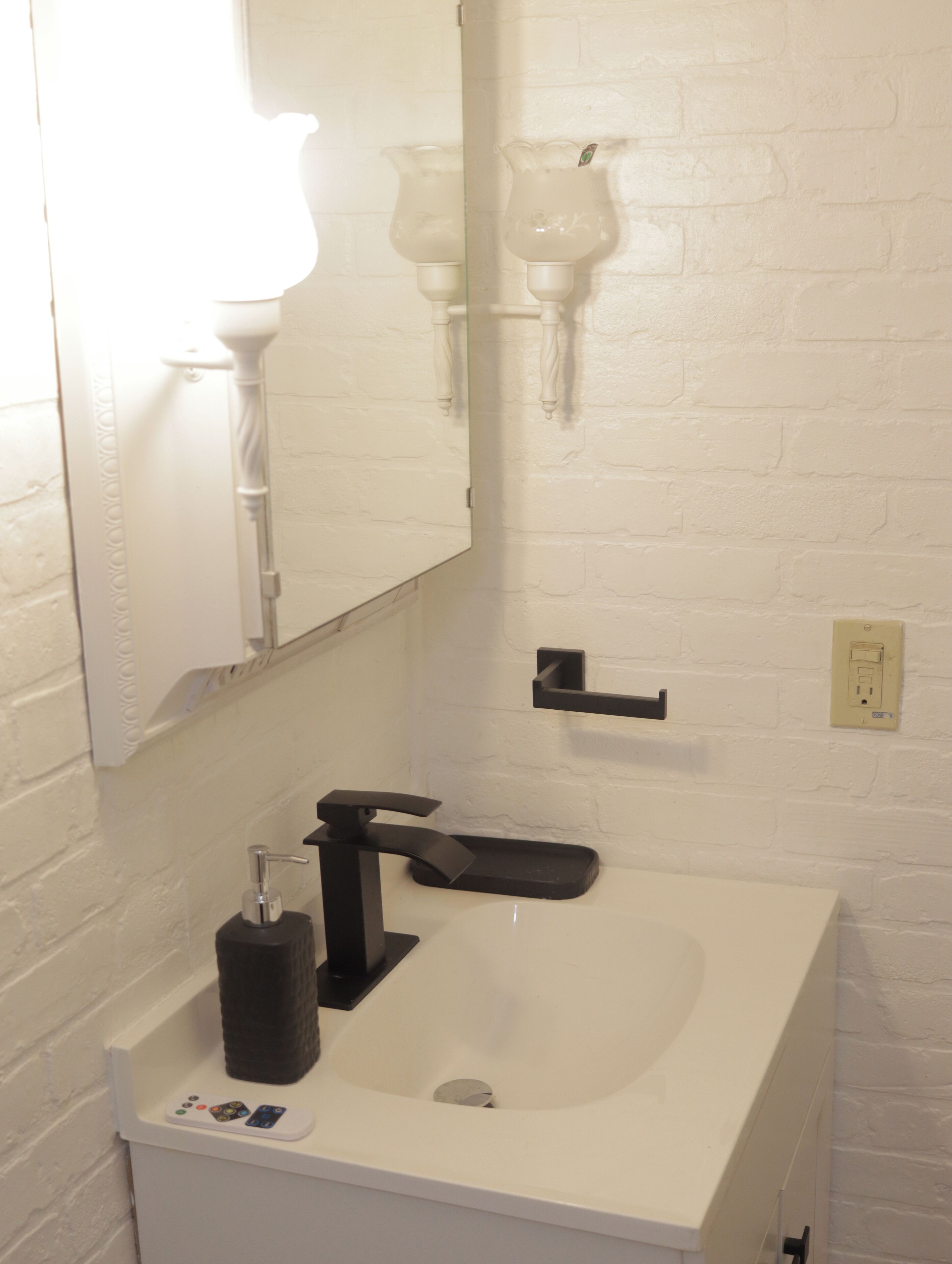 Douche, sèche-cheveux, serviettes fournies, papier toilette