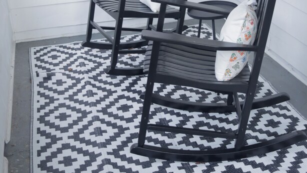 Two rocking chairs on a porch with a patterned rug. - Modern Luxury 1BR Prime Location by Oakley, Rookwood, Downtown & Top Hospitals (Norwood)