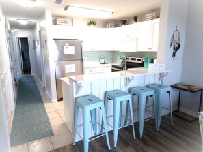 Microwave, oven, stovetop, dishwasher - Good Vibrations! 1-bedroom condo in Fort Morgan area of Gulf Shores, AL (Gulf Shores)