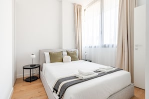 Appartement, 2 slaapkamers, niet-roken, balkon | Een bureau, een laptopwerkplek, een strijkplank/strijkijzer, gratis wifi