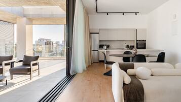 Ático Deluxe, 3 habitaciones, balcón, vistas al mar | Sala de estar