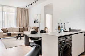 Appartement, 2 slaapkamers, niet-roken, balkon | Privékeuken | Een koelkast met diepvriezer, een microgolfoven, een oven, een kookplaat