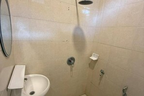 Shower, bidet, towels