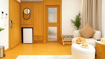 Deluxe Room, River View | Living area