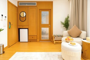 Deluxe Room, River View | Living area