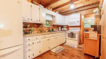 Een microgolfoven, een oven, een kookplaat