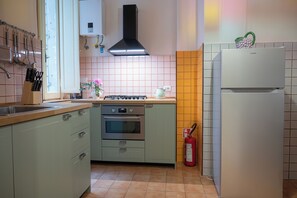 Kühlschrank, Mikrowelle, Geschirrspüler, Toaster