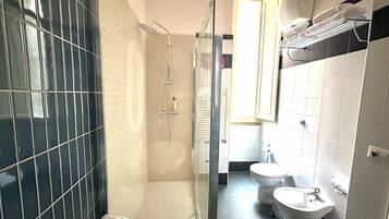 Regadera, bidet, toallas, shampoo