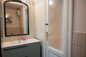 Dusche, Bidet, Handtücher, Shampoo