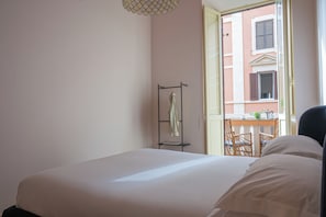4 chambres, fer et planche à repasser, lit parapluie