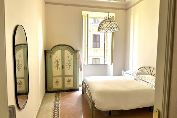 4 bedrooms, iron/ironing board, travel crib
