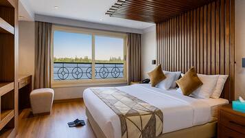 Deluxe Suite, River View | In-room safe, blackout curtains, soundproofing