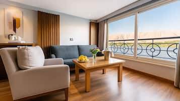 In-room safe, blackout curtains, soundproofing