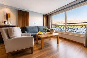 Svit Deluxe - utsikt mot floden | Värdeförvaringsskåp på rummet, mörkläggningsgardiner och ljudisolering