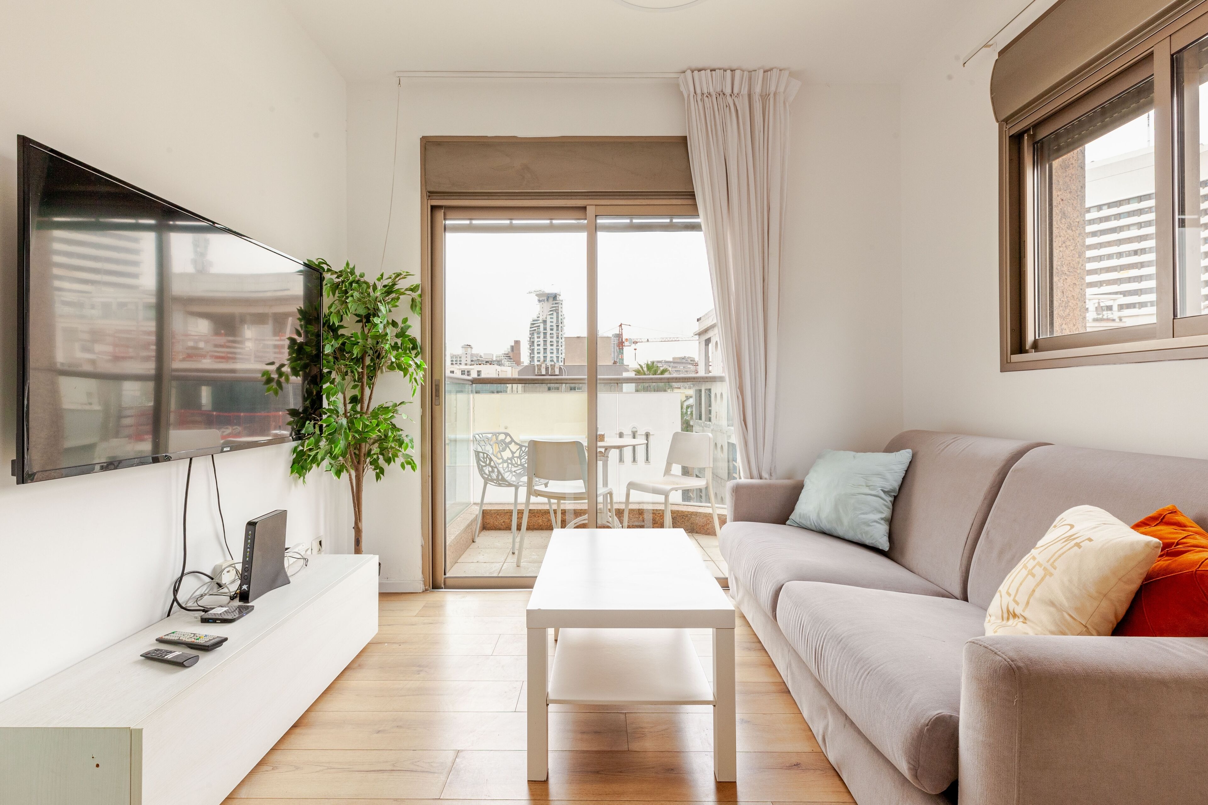 Departamento Deluxe, 1 habitación, balcón, junto a la playa | Área de sala de estar | Televisión 