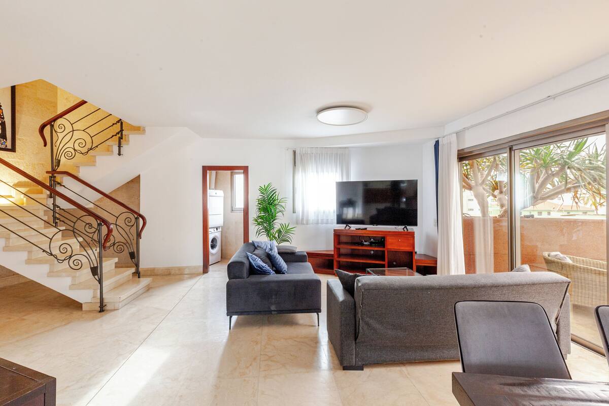 Deluxe-Apartment, 2 Schlafzimmer, Meerblick, am Strand | Wohnbereich