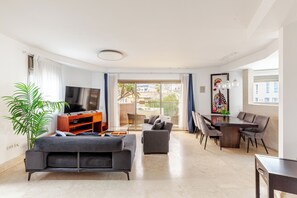 Leilighet – deluxe, 2 soverom, sjøutsikt, ved stranden | Oppholdsområde | TV