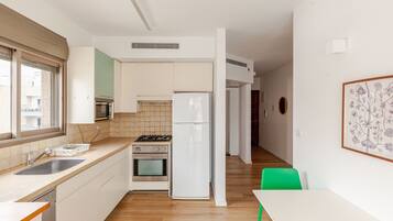 Deluxe Apartment, 1 Bedroom, Balcony, Beachside | Private kitchen