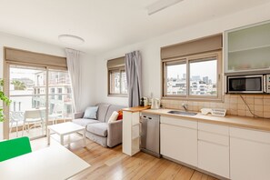 Apartamento Deluxe, 1 habitación, balcón, junto a la playa | Zona de estar | Una televisión