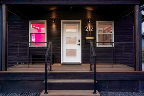 Exterior detail - Good Vibe Tribe-2 Mi DT-Hot Tub-K Bed-Pet Friendly (Denver)