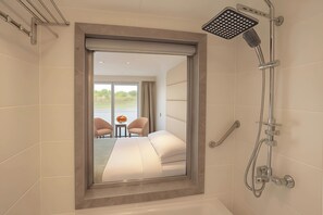 Combined shower/tub, towels, soap, shampoo - Nile Cruise Essence every Monday from Aswan 3 nights and every Thursday from Luxor 4 nights (Aswan)