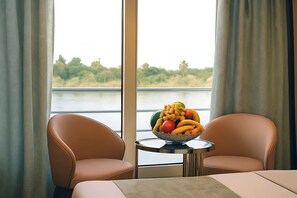 Chambre Deluxe double, vue sur le fleuve | Coffre-fort, système d’insonorisation