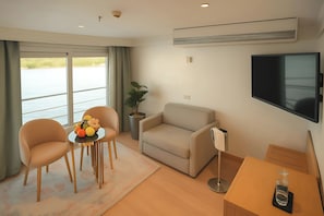 Suite Deluxe, vistas al río | Caja fuerte y sistema de insonorización