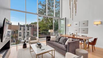 Smart TV, fireplace