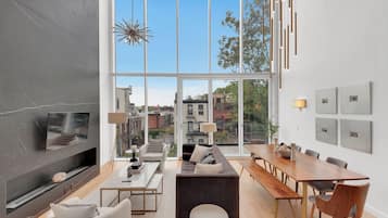 Smart TV, fireplace