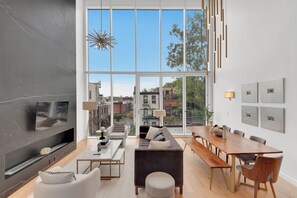 Smart TV y chimenea 