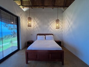 全景平房, 海洋景观 | 高档床上用品、Select Comfort 床、办公桌、笔记本电脑工作区