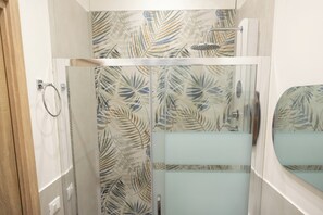 Een bubbelbad, een haardroger, een bidet, handdoeken