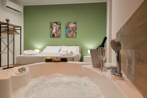 Bañera de hidromasaje, secador de pelo, bidet, toallas