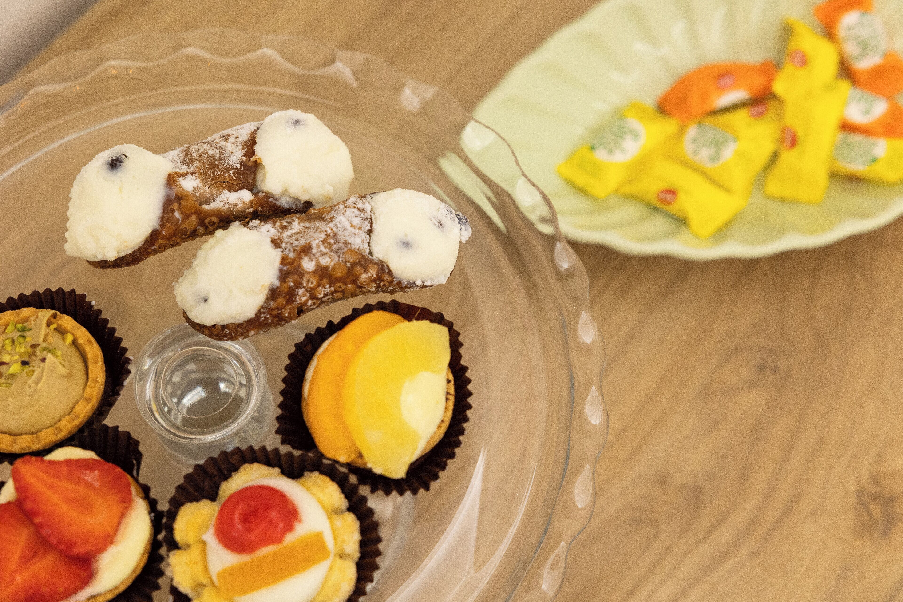 Eine Dessertplatte mit verschiedenen Gebäcken und einer Auswahl bunter Bonbons.