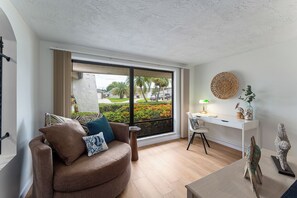 Smart TV, foosball, books - Waterfront Getaway w/Dock &Kayaks - Dog Friendly (New Port Richey)