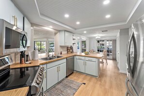 Fridge, microwave, oven, stovetop - Waterfront Getaway w/Dock &Kayaks - Dog Friendly (New Port Richey)
