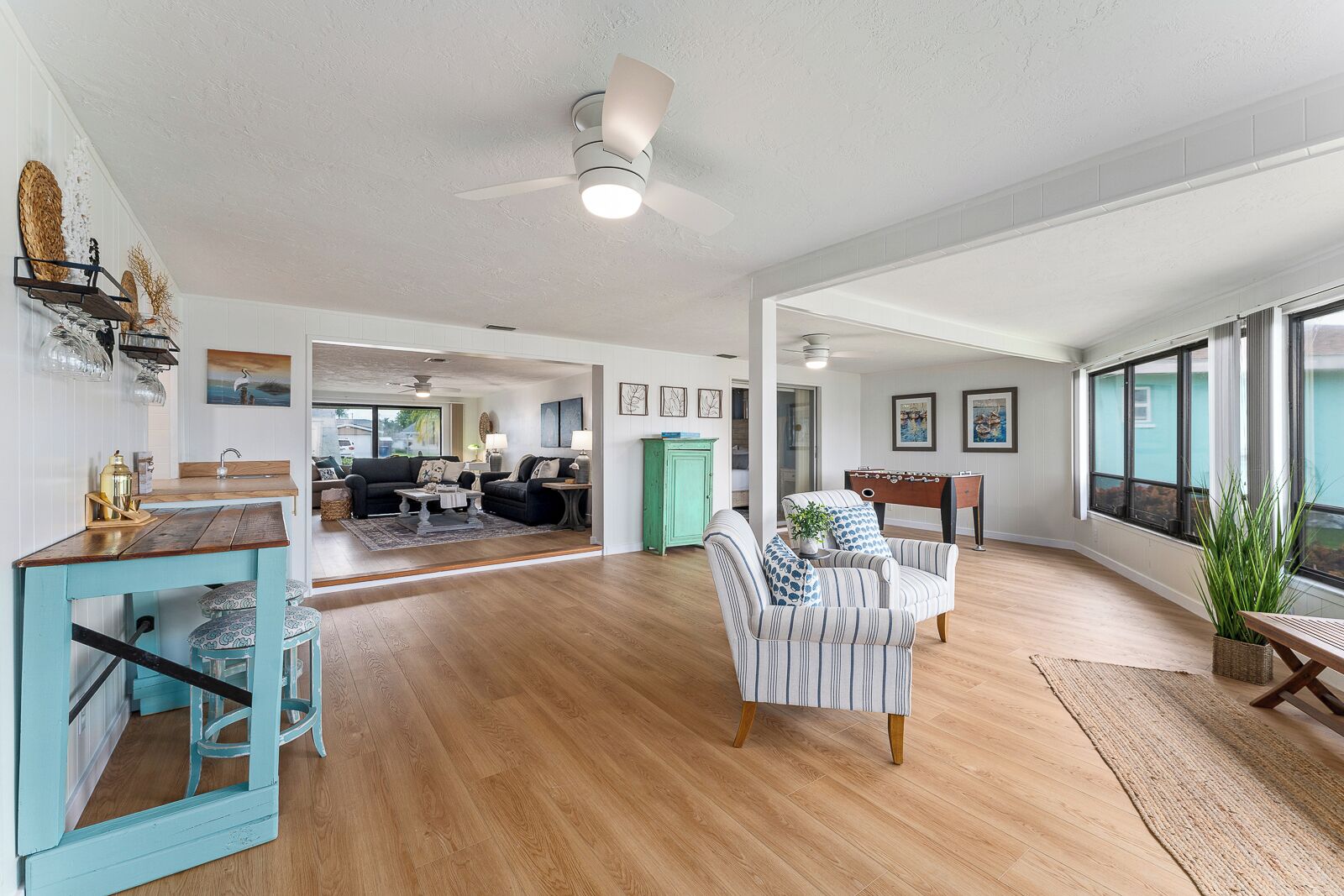 Älytelevisio, pöytäjalkapallopöytä, kirjoja